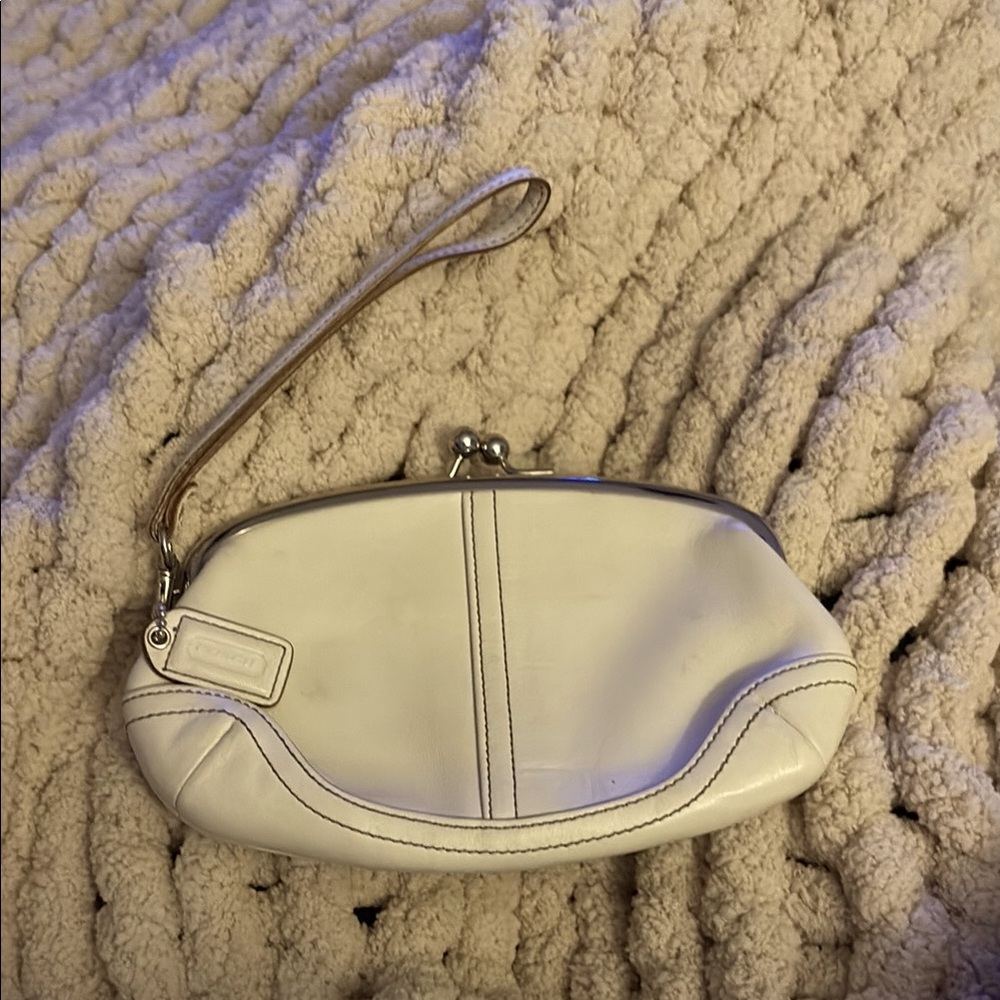 Coach Off-White Leather Wristlet w/
Kiss lock Clasp.